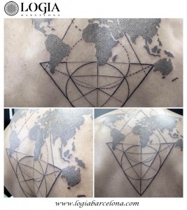 tatuaje-espalda-geografia-logia-barcelona-dasly     